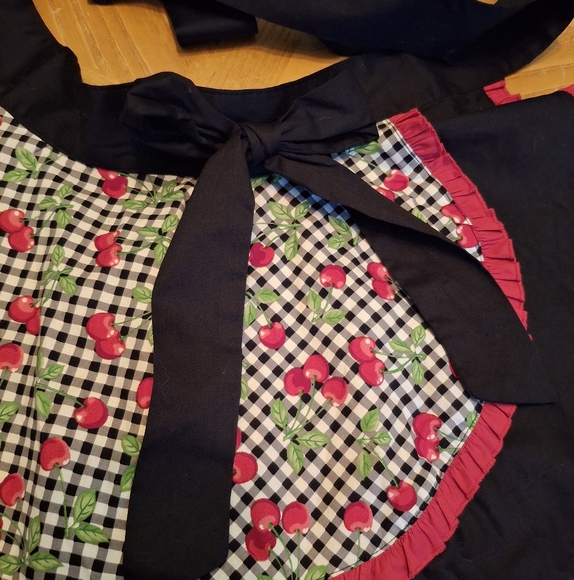 Sweet Love Black and White Gingham Cherry Apron - Picture 4 of 6